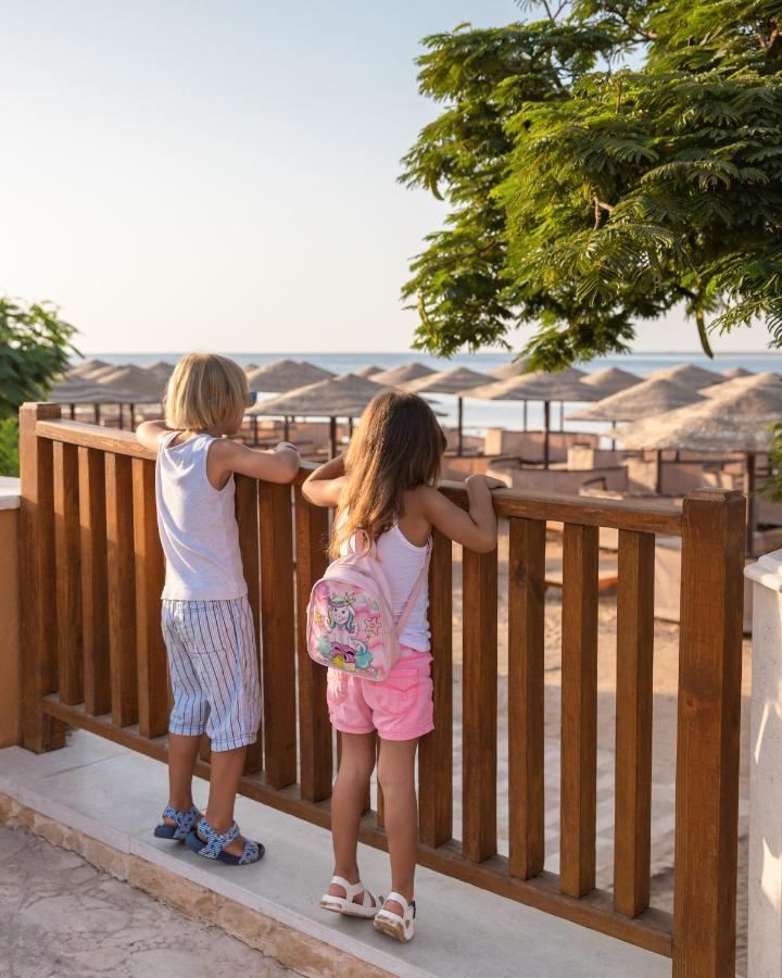 Hotel Grand Waterworld Makadi Family Star - Couples And Families Only à Hurghada Extérieur photo Children on a balcony