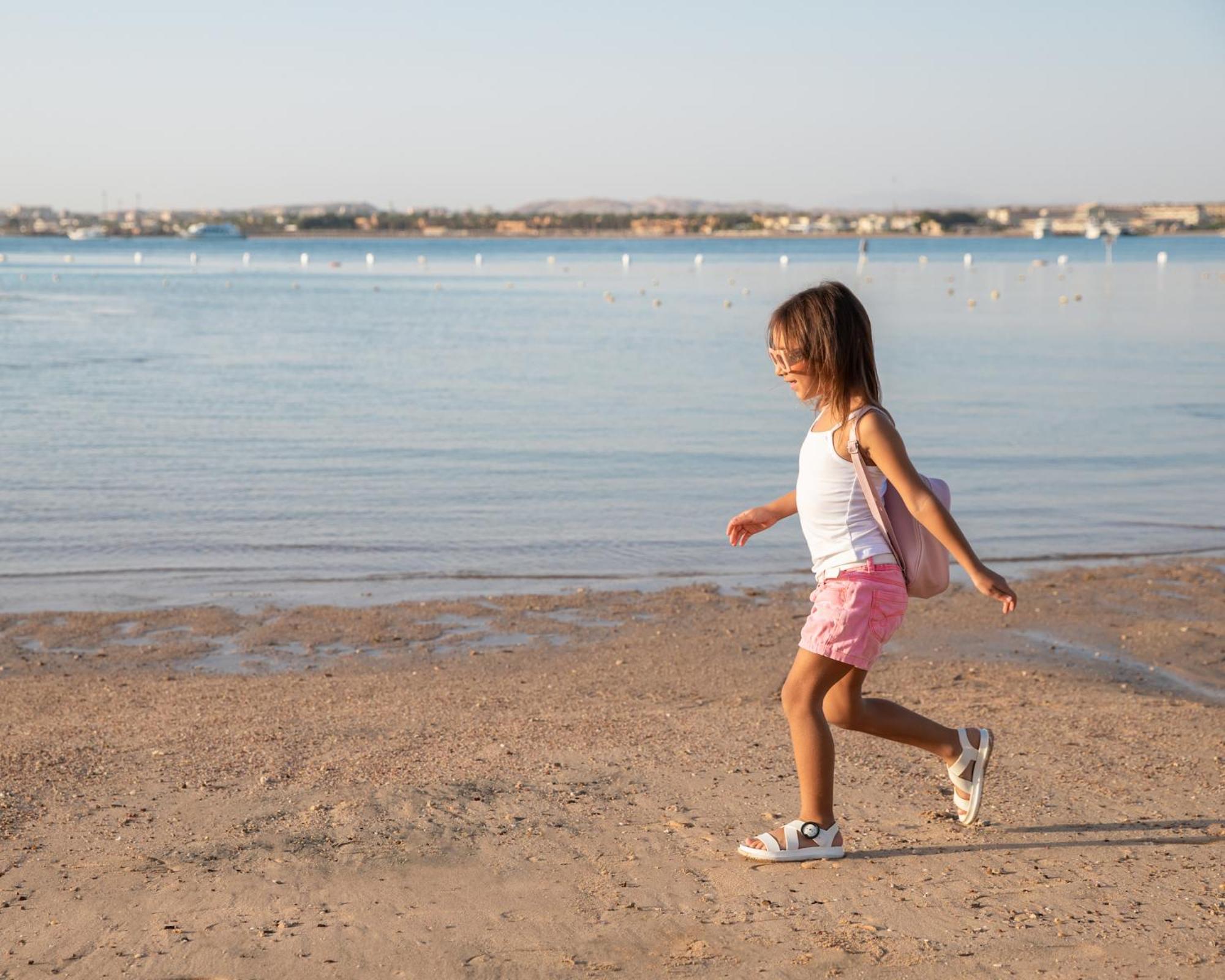 Hotel Grand Waterworld Makadi Family Star - Couples And Families Only à Hurghada Extérieur photo A child walking on the beach